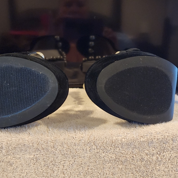 Heels - Picture 4 of 4